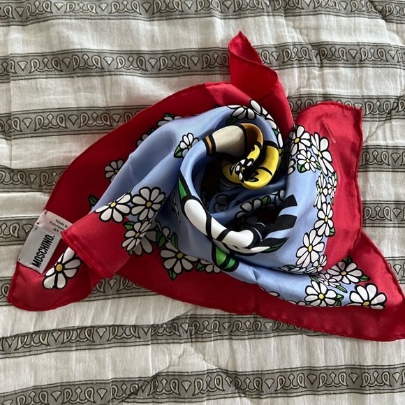NWOT Moschino Scarf Red daisy bear - Picture 4 of 5